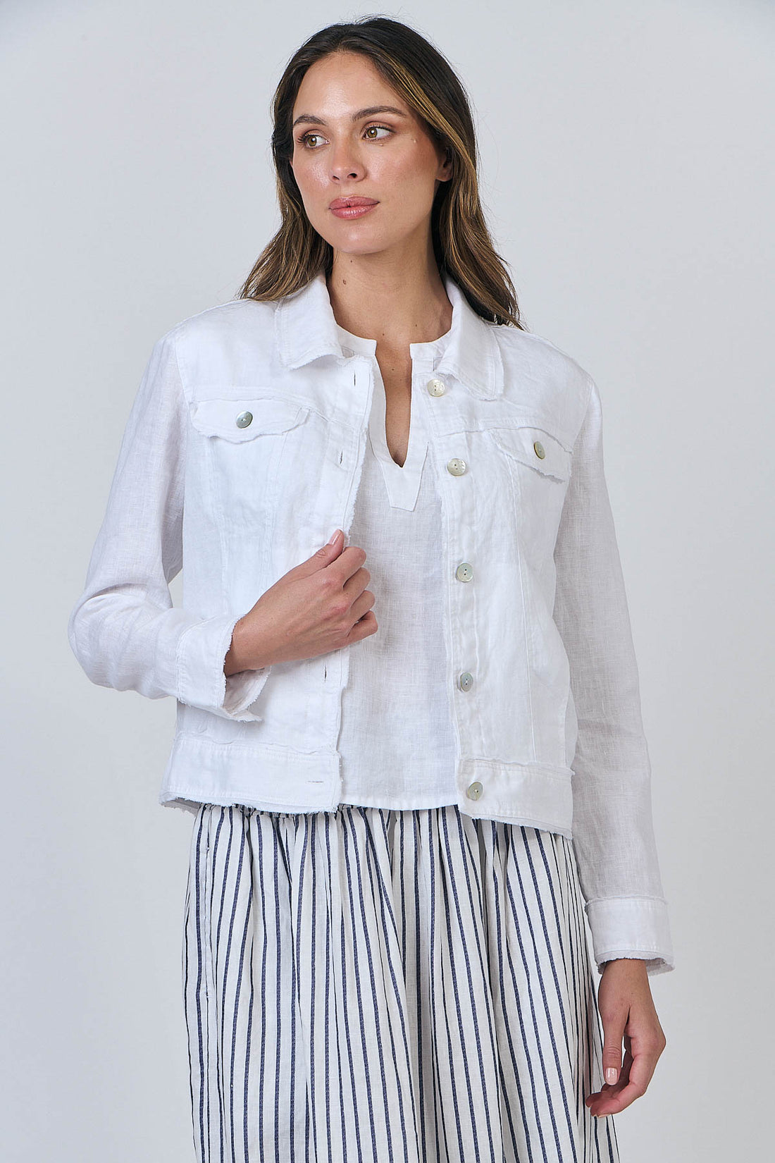 GA30 - White Cropped Jacket