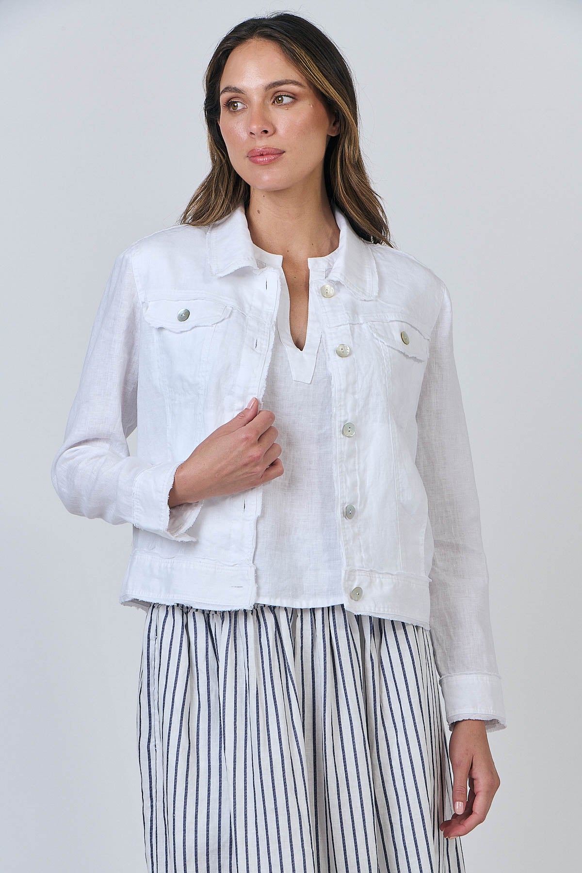 GA30 - White Cropped Jacket