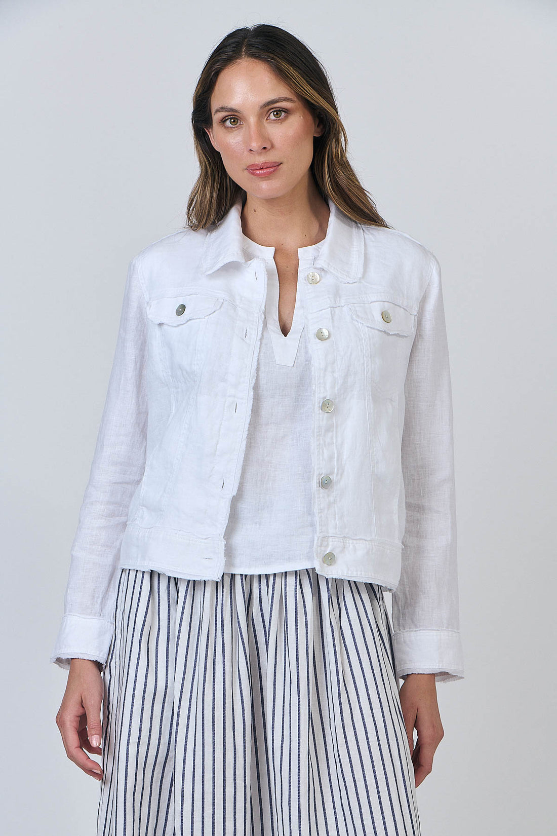 GA30 - White Cropped Jacket